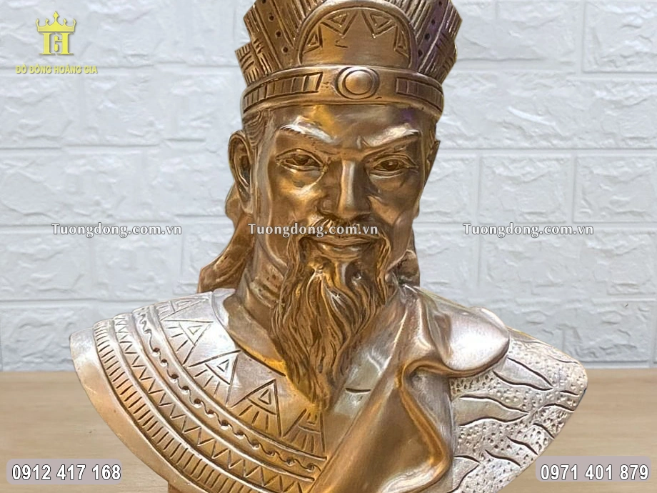 Gương mặt uy nghiêm của Ngài được chạm khắc sắc nét